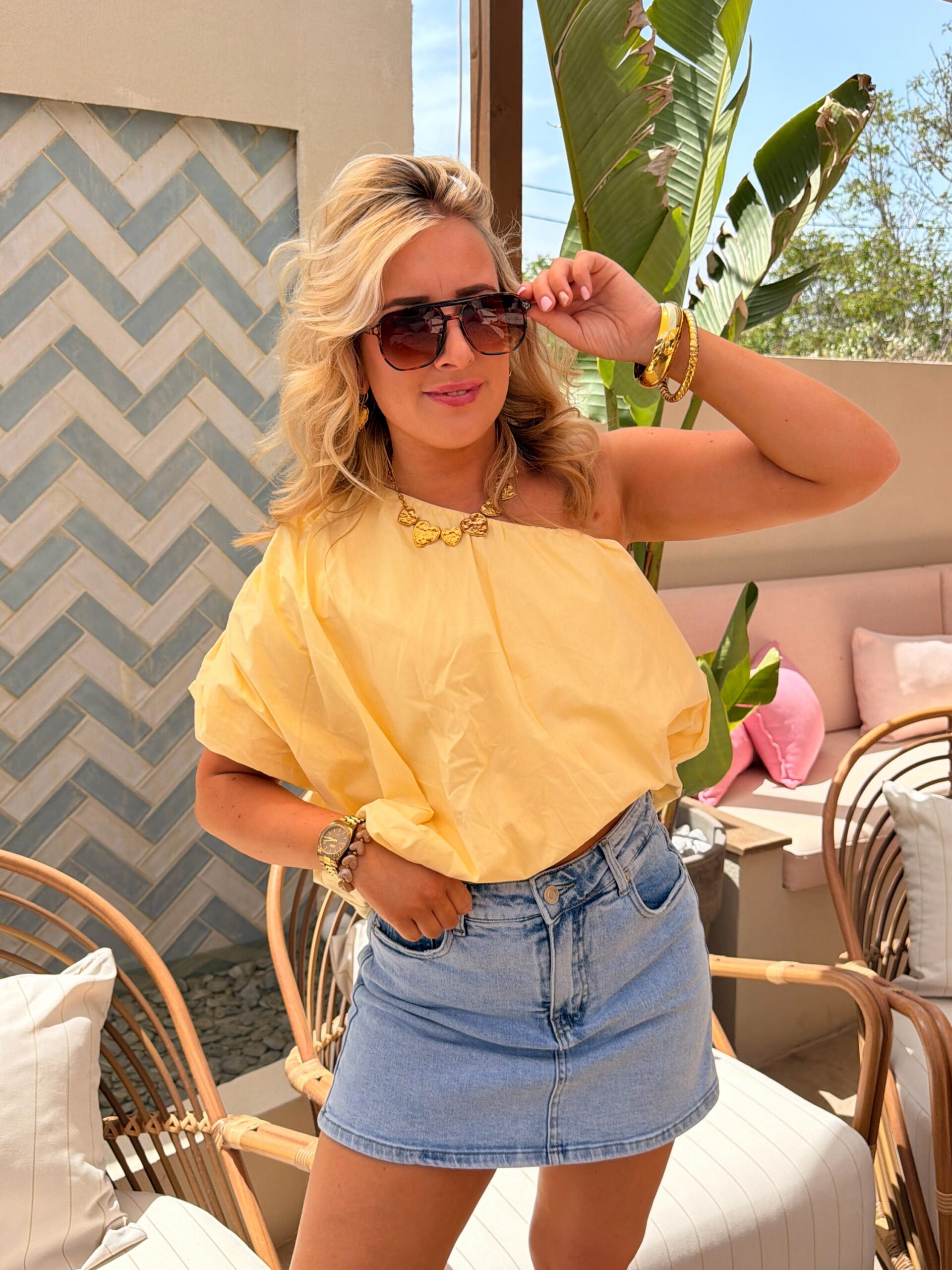ONE SHOULDER TOP GEEL